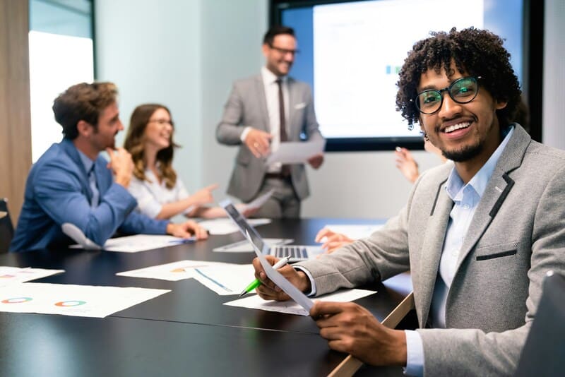 Peut-on lancer une startup en parallèle d’un CDI ? Conseils et retours d’expérience